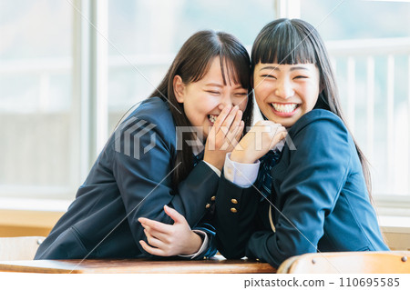 高中女孩在教室裡和朋友談論同學 高中女孩在教室裡和朋友談論同學 110695585