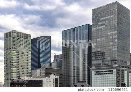 modern buildings in the centre of Tokyo 110696451