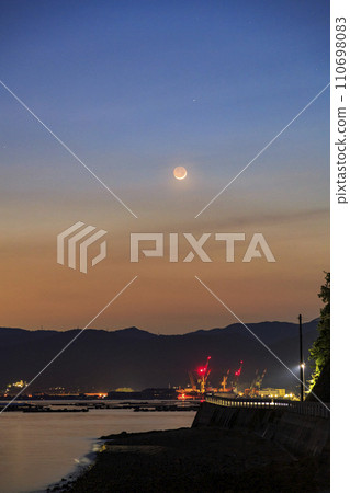 春天的夜晚,瀨戶內的新月落下 春天的夜晚,瀨戶內的新月落下 110698083