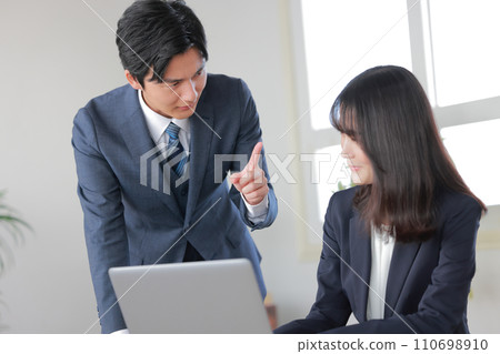 A manager who makes mistakes and a female subordinate who looks down 2 A manager who makes mistakes and a female subordinate who looks down 2 110698910