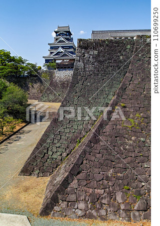 熊本縣/熊本城的名勝「二陽石垣」和大天守閣 熊本縣/熊本城的名勝「二陽石垣」和大天守閣 110699250