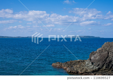 日本沖繩縣非常美麗的海景 日本沖繩縣非常美麗的海景 110699327