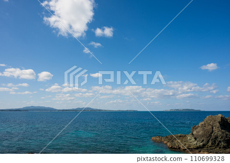 日本沖繩縣非常美麗的海景 日本沖繩縣非常美麗的海景 110699328