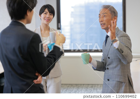 三個商務人士手上拿著咖啡杯聊天_3 三個商務人士手上拿著咖啡杯聊天_3 110699402