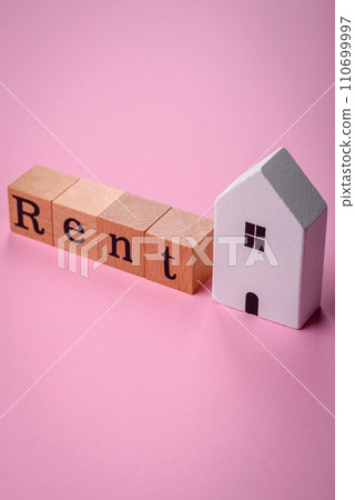 Small wooden house and the inscription for rent. Concept for sale, rental of real estate for a family 110699997