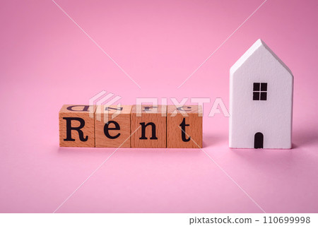 Small wooden house and the inscription for rent. Concept for sale, rental of real estate for a family 110699998