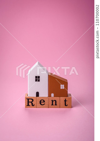 Small wooden house and the inscription for rent. Concept for sale, rental of real estate for a family 110700002