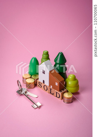 A small wooden house and the inscription sold. Concept for sale, rental of real estate for a family 110700065