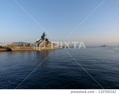 Maritime Self-Defense Force destroyer "Kurama" anchored at Takamatsu Port 110700182