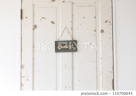 門上掛著封閉的板 門上掛著封閉的板 110700645