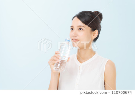 塑料瓶的婦女飲用水 110700674