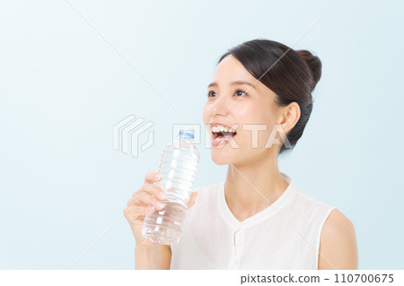 塑料瓶的婦女飲用水 塑料瓶的婦女飲用水 110700675