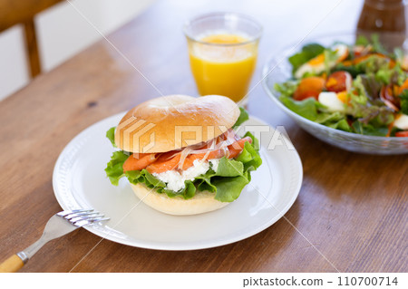 百吉餅和沙拉在桌子上 110700714