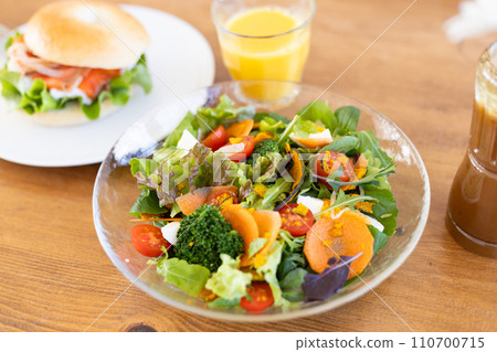 百吉餅和沙拉在桌子上 110700715