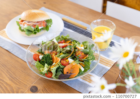 百吉餅和沙拉在桌子上 110700727