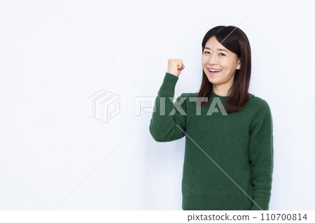 一名 40 多歲的女性正在做握拳動作 110700814