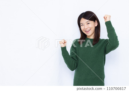 一名 40 多歲的女性正在做握拳動作 110700817