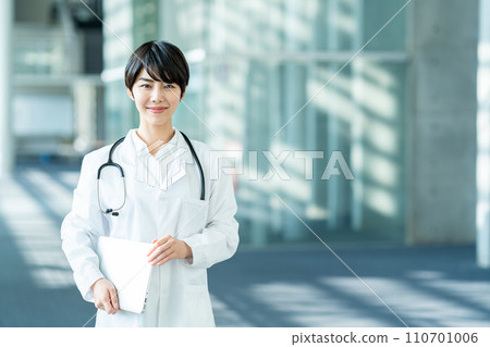 A female medical worker stands in the aisle. A female medical worker stands in the aisle. 110701006
