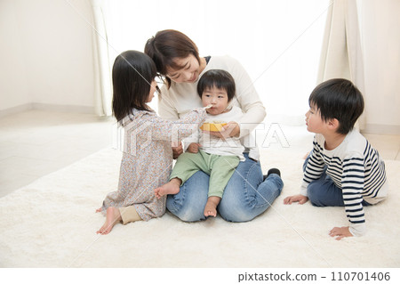 父母和孩子，兄弟姊妹，姊姊餵弟弟 110701406