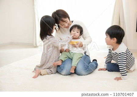 父母和孩子，兄弟姊妹，姊姊餵弟弟 110701407