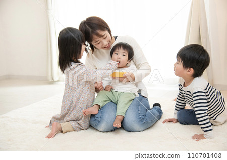 父母和孩子，兄弟姊妹，姊姊餵弟弟 110701408