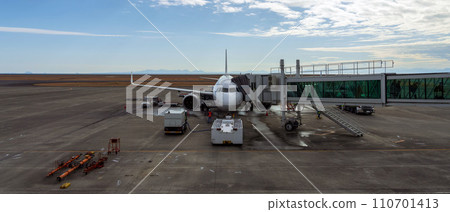 停在山口宇部機場的飛機 停在山口宇部機場的飛機 110701413