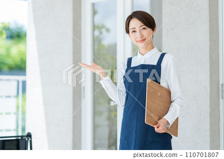 A woman guiding the inside of a cafe A woman guiding the inside of a cafe 110701807