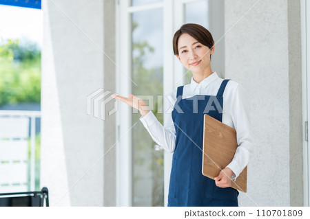 A woman guiding the inside of a cafe 110701809