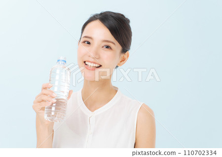 塑料瓶的婦女飲用水 塑料瓶的婦女飲用水 110702334