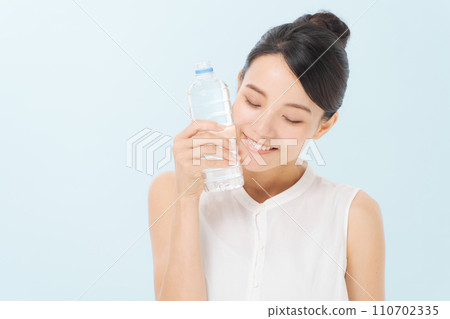 塑料瓶的婦女飲用水 塑料瓶的婦女飲用水 110702335