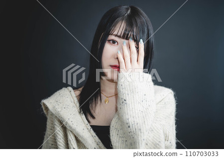 A woman wearing a black background and knitwear 110703033