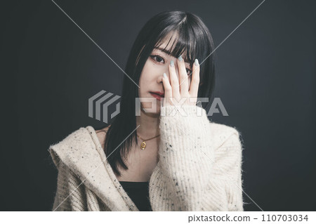 穿著黑色背景和針織衫的女人 穿著黑色背景和針織衫的女人 110703034
