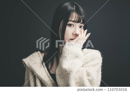 A woman wearing a black background and knitwear 110703038