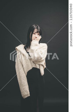 A woman wearing a black background and knitwear 110703040
