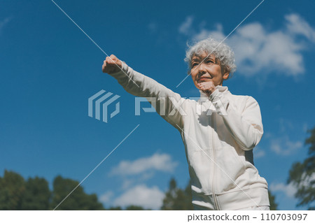 一名 60 多歲的婦女在公園拳擊 110703097