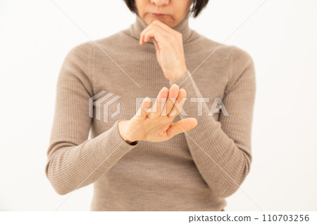 一名中年婦女雙手乾燥乾裂 110703256
