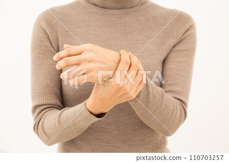 中年婦女手腕關節疼痛 110703257