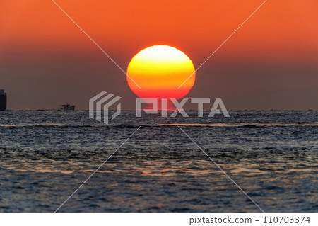 Fantastic Daruma sunset scene at Akashi Strait 110703374