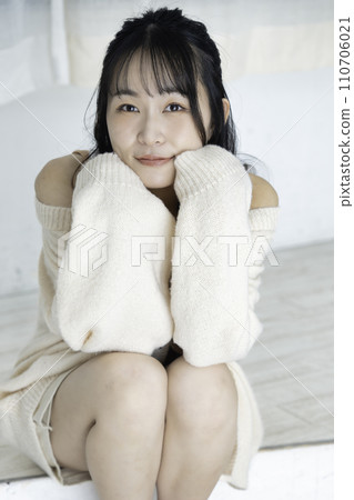A young woman with a feminine atmosphere wearing a white knit 110706021