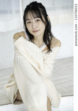 A young woman with a feminine atmosphere wearing a white knit 110706032