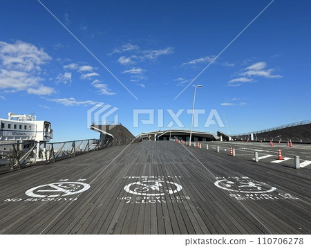 Wooden deck at Yokohama Pier 110706278