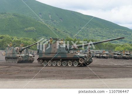 日本陸上自衛隊99式自走155公厘榴彈砲行駛中 110706447