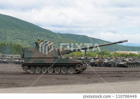日本陸上自衛隊99式自走155公厘榴彈砲行駛中 日本陸上自衛隊99式自走155公厘榴彈砲行駛中 110706449