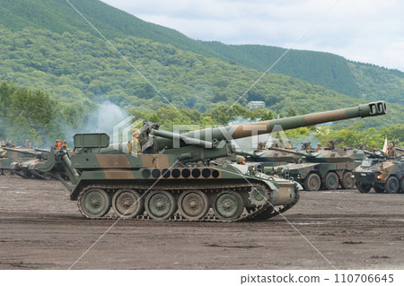 Japan Ground Self-Defense Force 203mm self-propelled howitzer in motion 110706645
