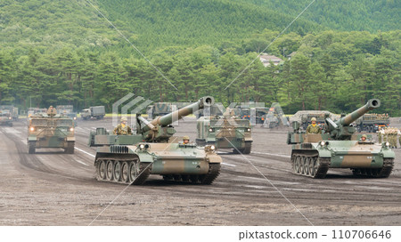 Running Japan Ground Self-Defense Force 203mm self-propelled howitzer and Type 87 gun side ammunition vehicle Running Japan Ground Self-Defense Force 203mm self-propelled howitzer and Type 87 gun side ammunition vehicle 110706646