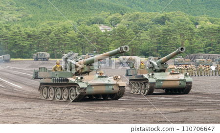 Japan Ground Self-Defense Force 203mm self-propelled howitzer in motion Japan Ground Self-Defense Force 203mm self-propelled howitzer in motion 110706647