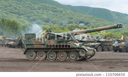Japan Ground Self-Defense Force 203mm self-propelled howitzer in motion Japan Ground Self-Defense Force 203mm self-propelled howitzer in motion 110706650
