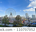 A view of Minato Mirai with cherry blossoms and a Ferris wheel 110707052