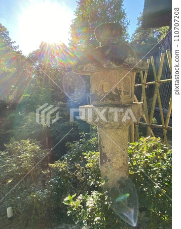 Lanterns are symbolic structures in Japanese gardens. 110707208