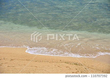 沖繩海灘清澈美麗的翠綠風景 沖繩海灘清澈美麗的翠綠風景 110707392